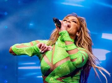 Jennifer Lopez arrasa en Milwaukee con leotardo neón traslúcido