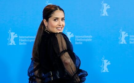 Salma Hayek cautiva con vestido de detalles traslúcidos