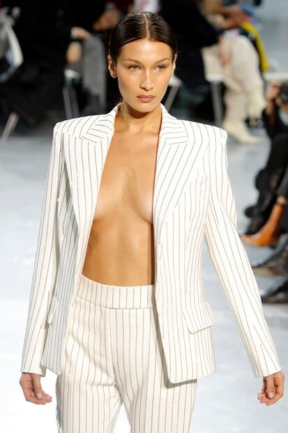 Bella Hadid domina la pasarela con saco 'braless' abierto