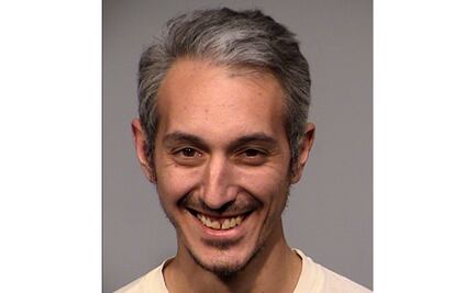 Arrestan a hombre por irrumpir tres veces en tienda sin cubrebocas