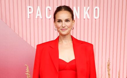 Natalie Portman se luce con minivestido rojo en premiere de ‘Pachinko’