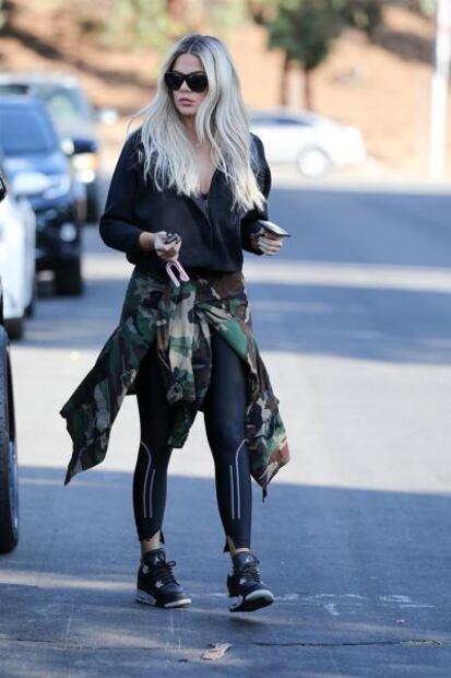 Khloé Kardashian arrasa con figura en leggings por California