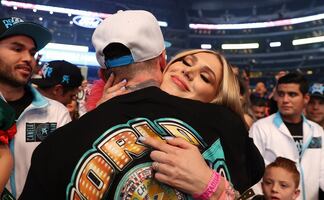 Fernanda Gómez se roba la atención en pelea de Canelo Álvarez con vestido backless