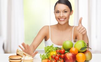 Alimentos que debes evitar si sufres de colesterol alto, según Harvard