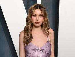 Hija de Steve Jobs conquista gala de Vanity Fair con vestido de escote infinito