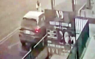 Investigan a policías por manipular escena del crimen de colaboradores de Clara Brugada