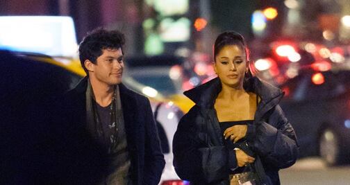 Ariana Grande deslumbra con minifalda en calles de Nueva York