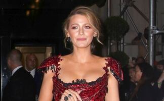 Blake Lively se luce en minivestido rojo tras arrasar en el MET