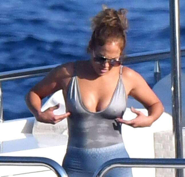 Jennifer Lopez impacta con braless mientras se ejercita en yate
