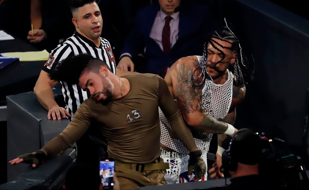Bad Bunny se presenta en una pelea de la WWE Backlash 2023 contra su compatriota Damian Pries. Foto: EFE/ Thais Llorca
