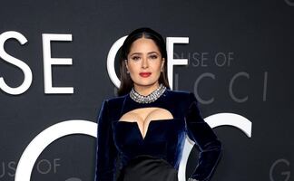 "Black Mirror" tantea a Salma Hayek para su sexta temporada