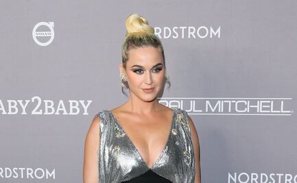 Katy Perry irradia belleza con traje de baño morado en Grecia