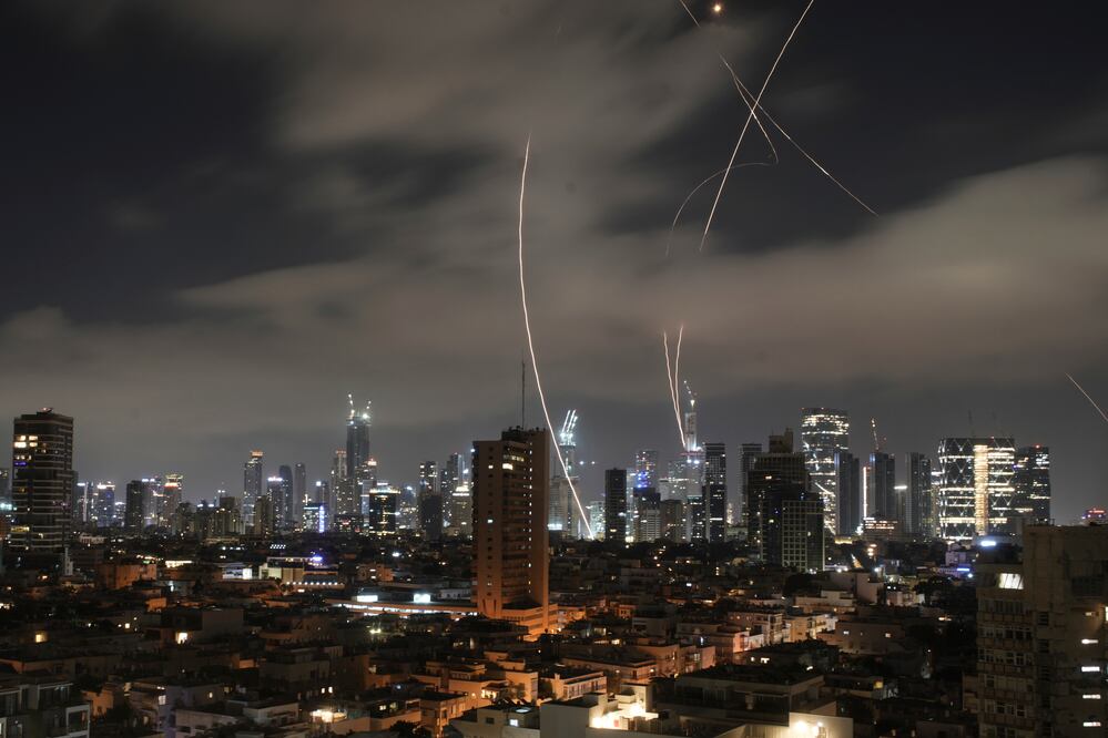 Israel e Irán se acusan mutuamente de romper la tregua anunciada por Trump (AP Photo/Ohad Zwigenberg)