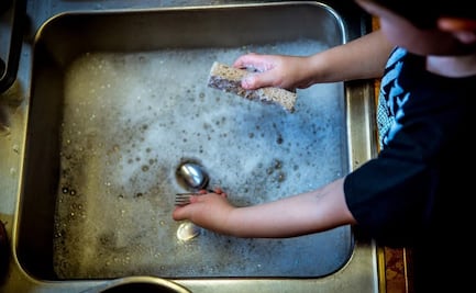 Aumentan en EU casos de intoxicación con productos de limpieza ante pandemia