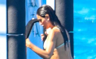 Eiza González se luce en bikini de olanes en paseo en yate con Michelle Rodriguez