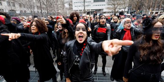 Mujeres protestan con 'Un violador en tu camino' en juicio de Weinstein
