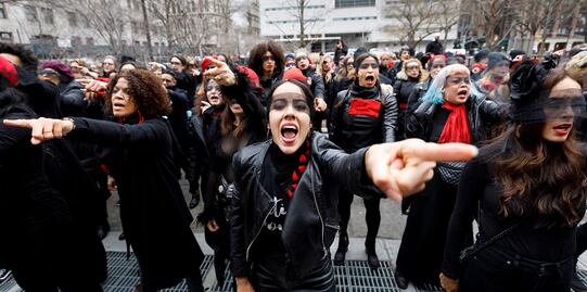 Mujeres protestan con 'Un violador en tu camino' en juicio de Weinstein
