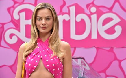 Margot Robbie se transforma en la primera ‘Barbie’ de la historia con minivestido de franjas