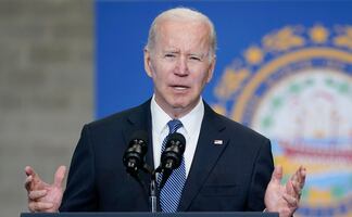 La decisión de usar cubrebocas en aviones depende de los viajeros: Biden 