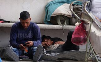 Migrantes intentan cruzar nadando desde Tijuana a Estados Unidos