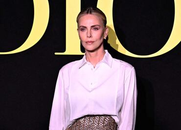 Charlize Theron se arriesga y lo muestra todo con falda transparente en París