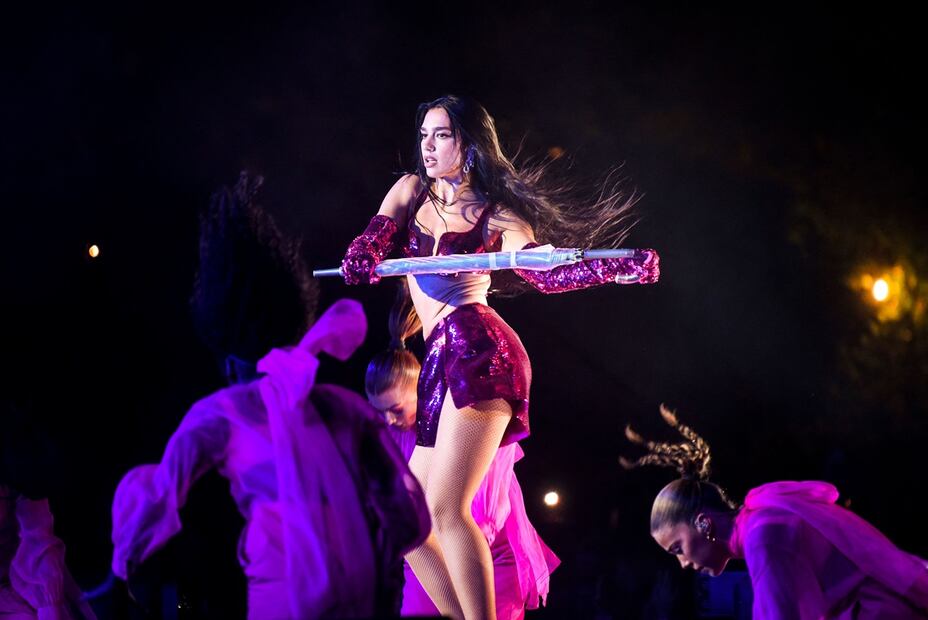 Como toda una Barbie, Dua Lipa conquista con minifalda y top rosa diminuto