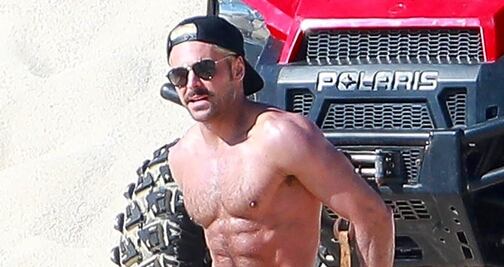 Zac Efron presume abdomen marcado en playa de México