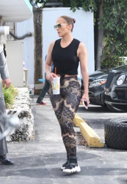 Jennifer Lopez 'derrite' Miami con figura en leggings y bikini