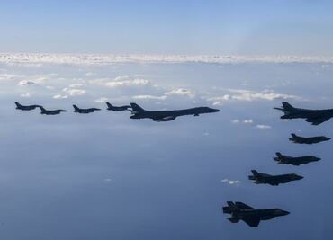 Corea del Sur presume poderío militar a Corea del Norte con bombarderos