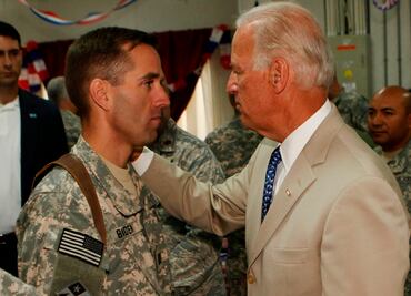 Joe Biden comienza la jornada electoral con visita a la tumba de su hijo