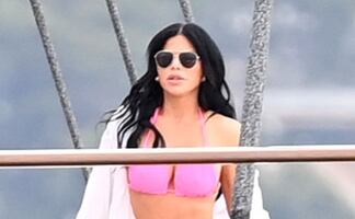 Novia de Jeff Bezos luce impactante figura en microbikini en yate de  $500 millones