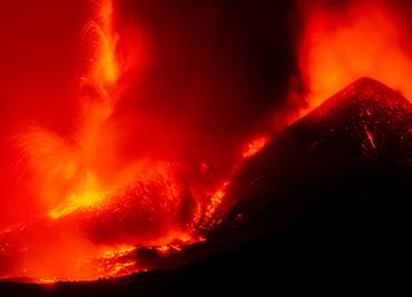 Caos en Sicilia: Erupción del Etna obliga a cierre del aeropuerto en temporada alta de turismo. VIDEO