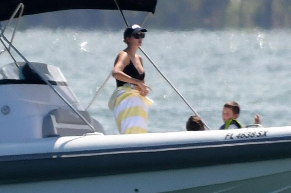 Ivanka Trump se luce con traje de baño negro en yate en Miami