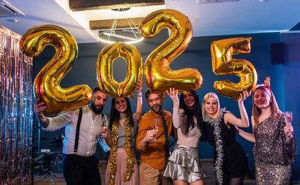 Año Nuevo 2025. ¿Meterse bajo la mesa o lanzar lentejas al aire? 10 rituales para atraer amor, dinero y suerte