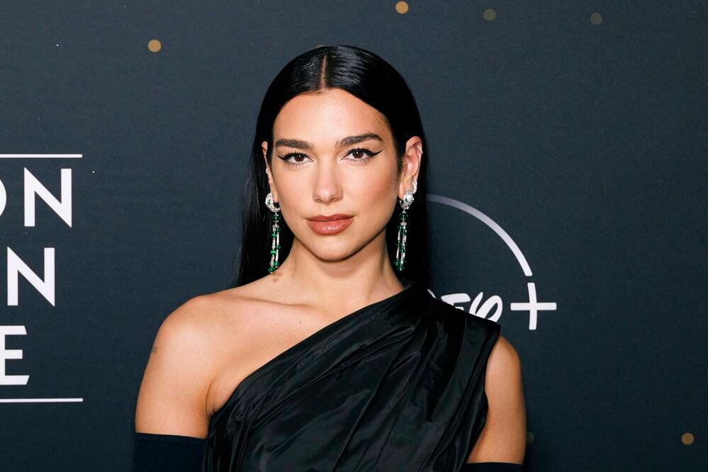 Dua Lipa modela para Versace con atuendos estilo Barbie. Foto: AP