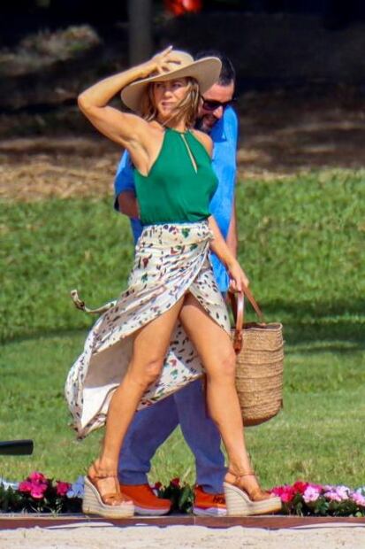 Jennifer Aniston y la falda con la que lució sus piernas tonificadas en Hawái