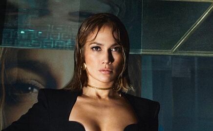 Jennifer Lopez luce su escote más arriesgado con vestido Versace