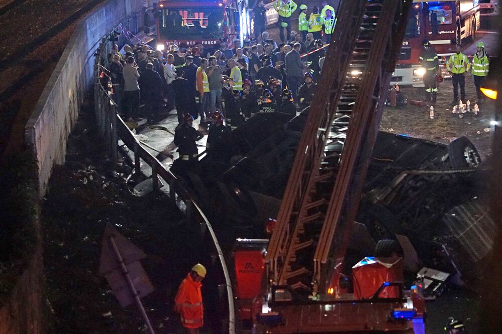 El accidente de un autobús que cayó el martes por la noche de un puente de Venecia dejó "al menos 20 muertos. EFE/EPA/ANDREA MEROLA