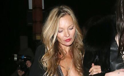 Kate Moss deja poco a la imaginación con vestido transparente y escote 'imposible'