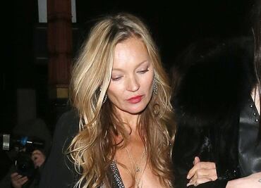 Kate Moss deja poco a la imaginación con vestido transparente y escote 'imposible'