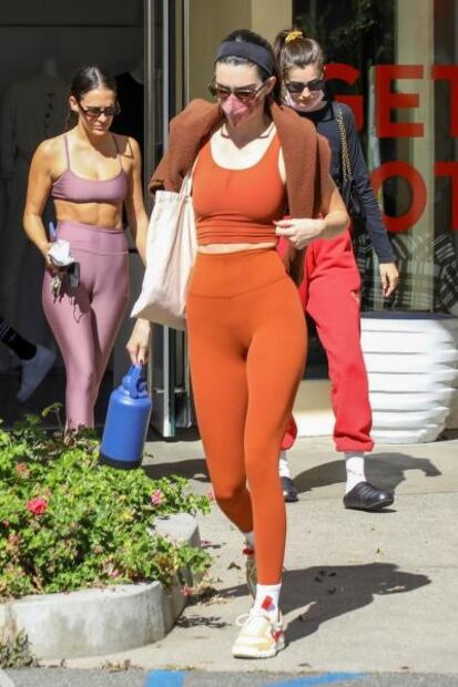 Kendall Jenner luce figura atlética con leggings anaranjados en LA