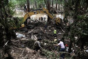 Aumenta a 104 el número de muertos por inundaciones en Texas durante el fin de semana