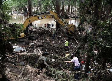 Aumenta a 104 el número de muertos por inundaciones en Texas durante el fin de semana