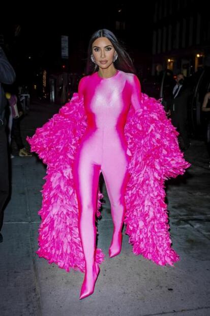 Kim Kardashian y el ajustado catsuit rosa con el que 'robó miradas'