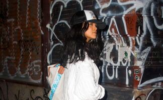 Rihanna conquista Nueva York con minivestido y cárdigan de lujo