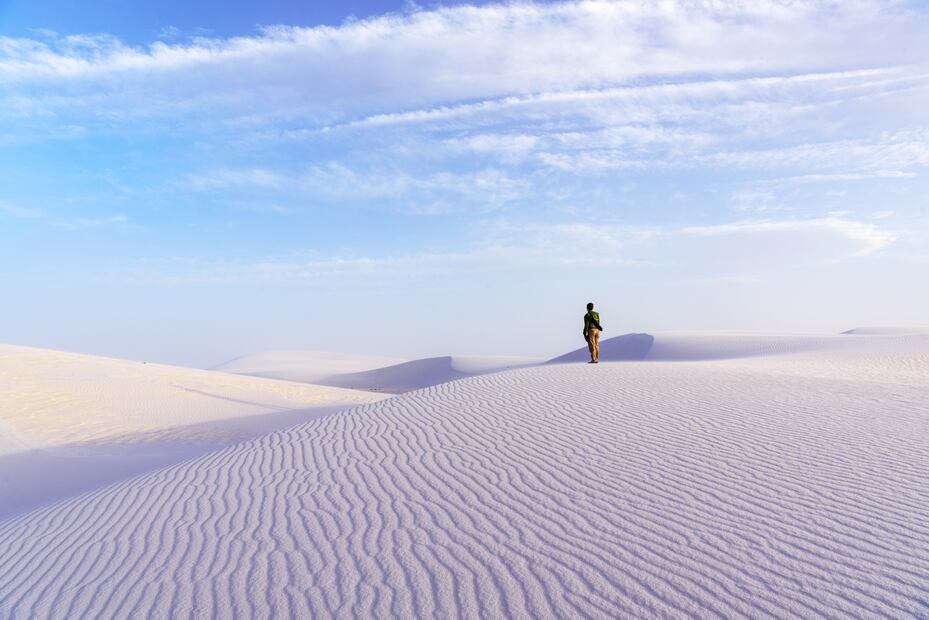 The man at the deserts landscape. Foto: iStock