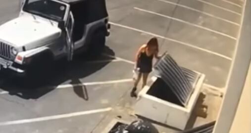 Video. Mujer tira a perros recién nacidos a la basura en Coachella