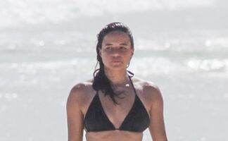Michelle Rodriguez presume sus curvas de impacto con microbikini Tulum 