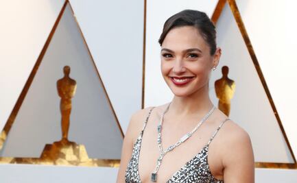 Gal Gadot deslumbra con minifalda y selfie frente al espejo 