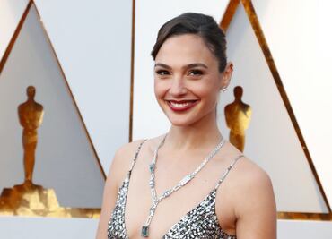 Gal Gadot deslumbra con minifalda y selfie frente al espejo